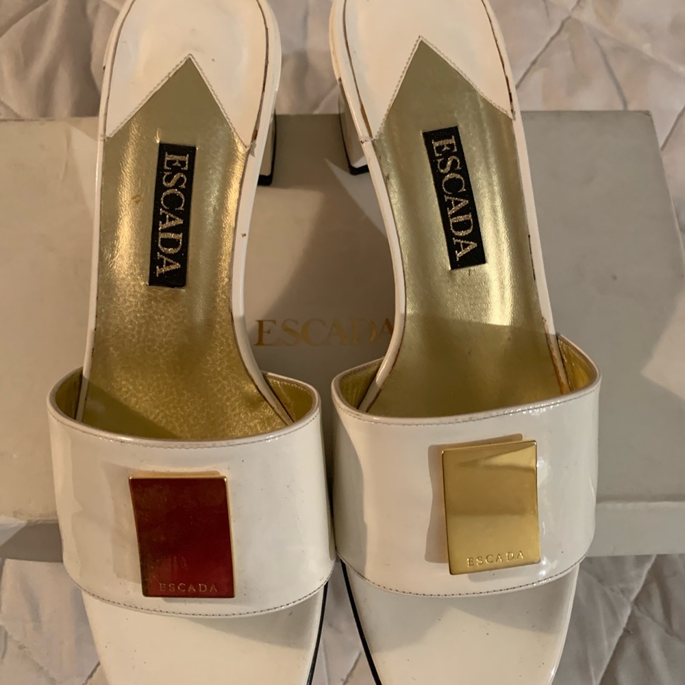 ESCADA WHITE PATENT LEATHER SANDALS.